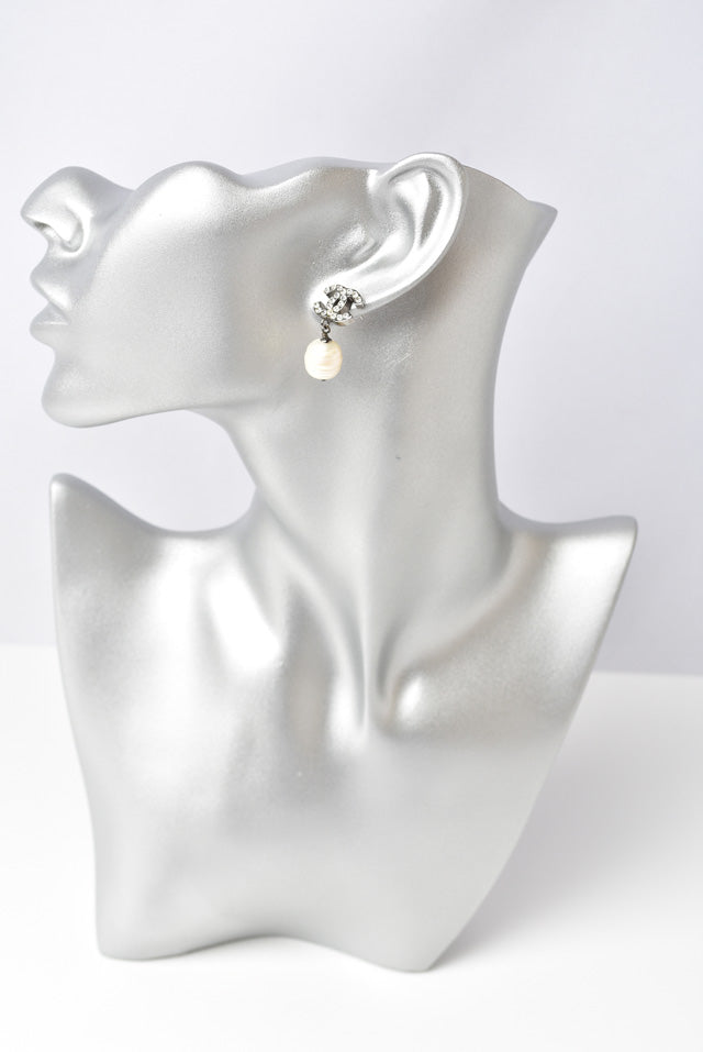 Chanel CC Motif Swing Pearl Earrings Silver/White