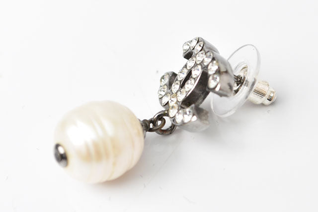 Chanel CC Motif Swing Pearl Earrings Silver/White