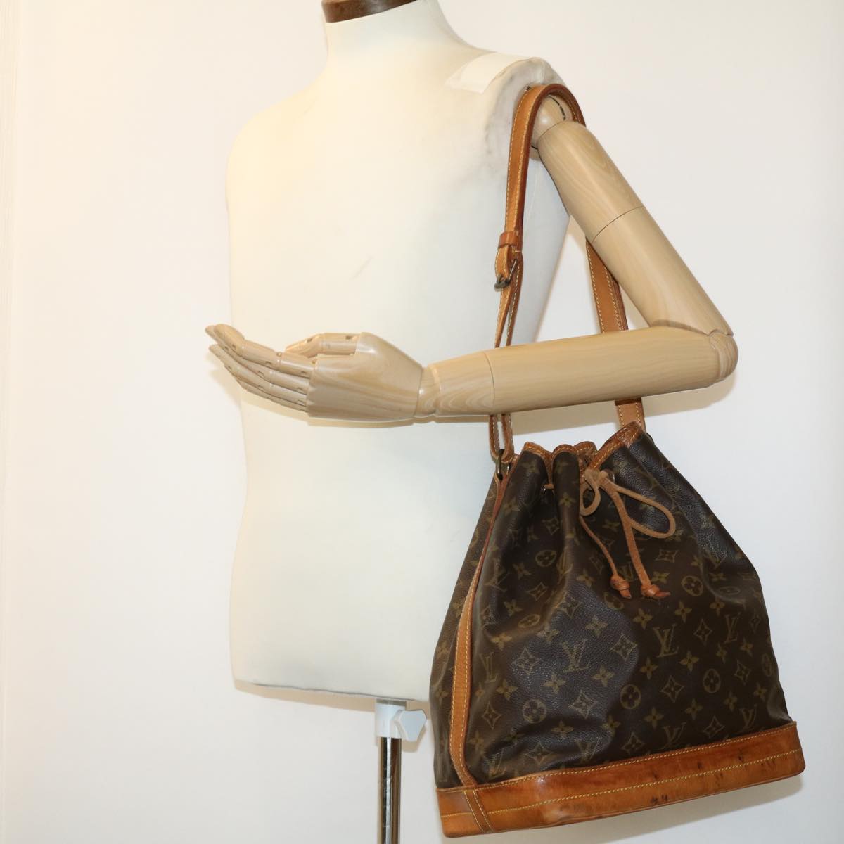 LOUIS VUITTON Monogram Noe Shoulder Bag M42224 LV 35268