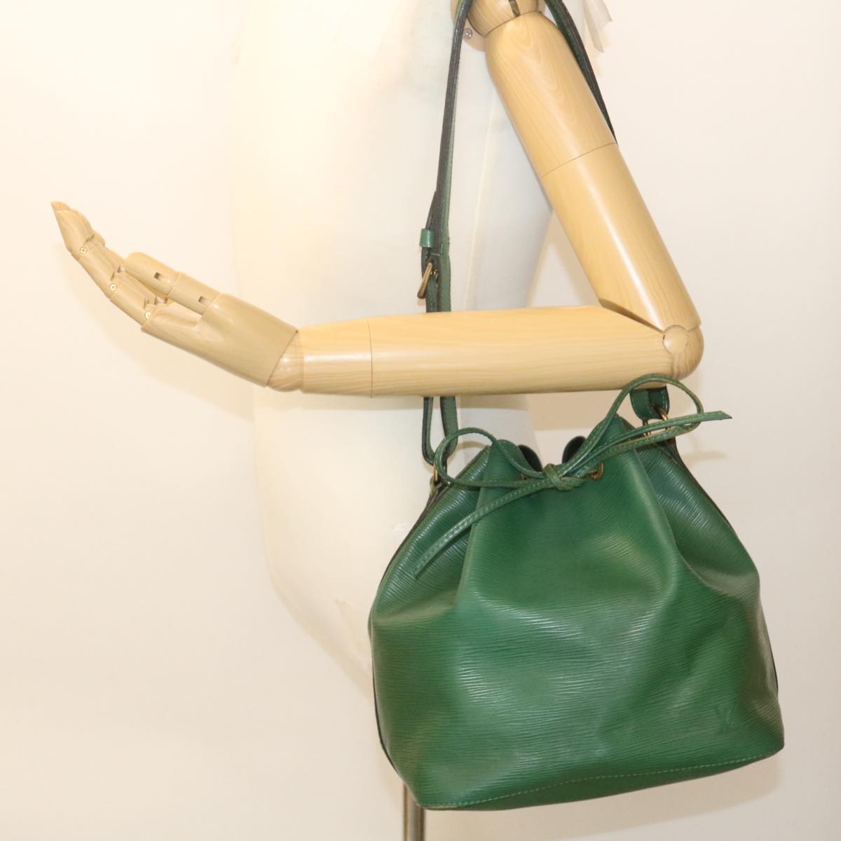 LOUIS VUITTON Epi Petit Noe Shoulder Bag Green M44104 LV pt658