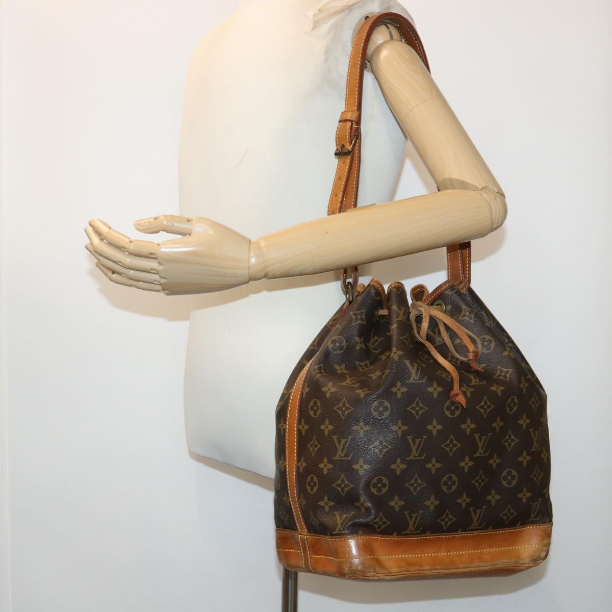 LOUIS VUITTON Monogram Noe Shoulder Bag M42224 LV rd5375