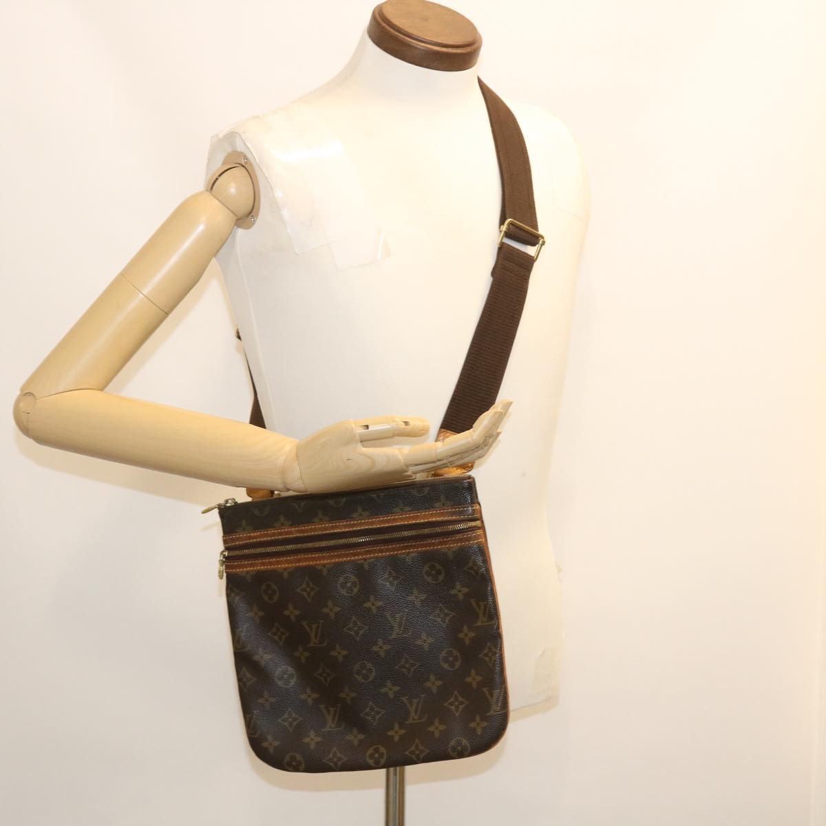 LOUIS VUITTON Monnogram Pochette Bosphore Shoulder Bag M40044 LV rz238