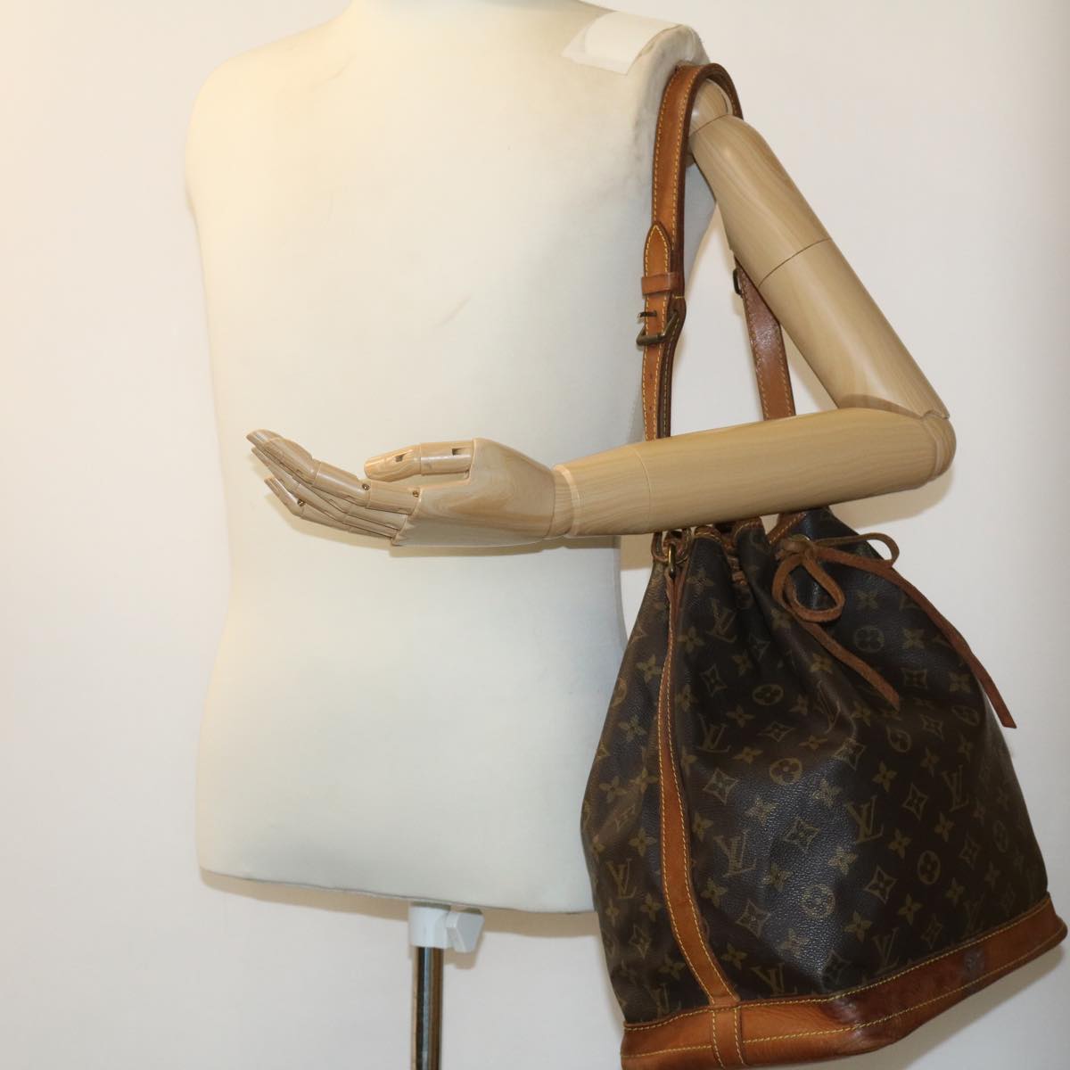 LOUIS VUITTON Monogram Noe Shoulder Bag M42224 LV th2976