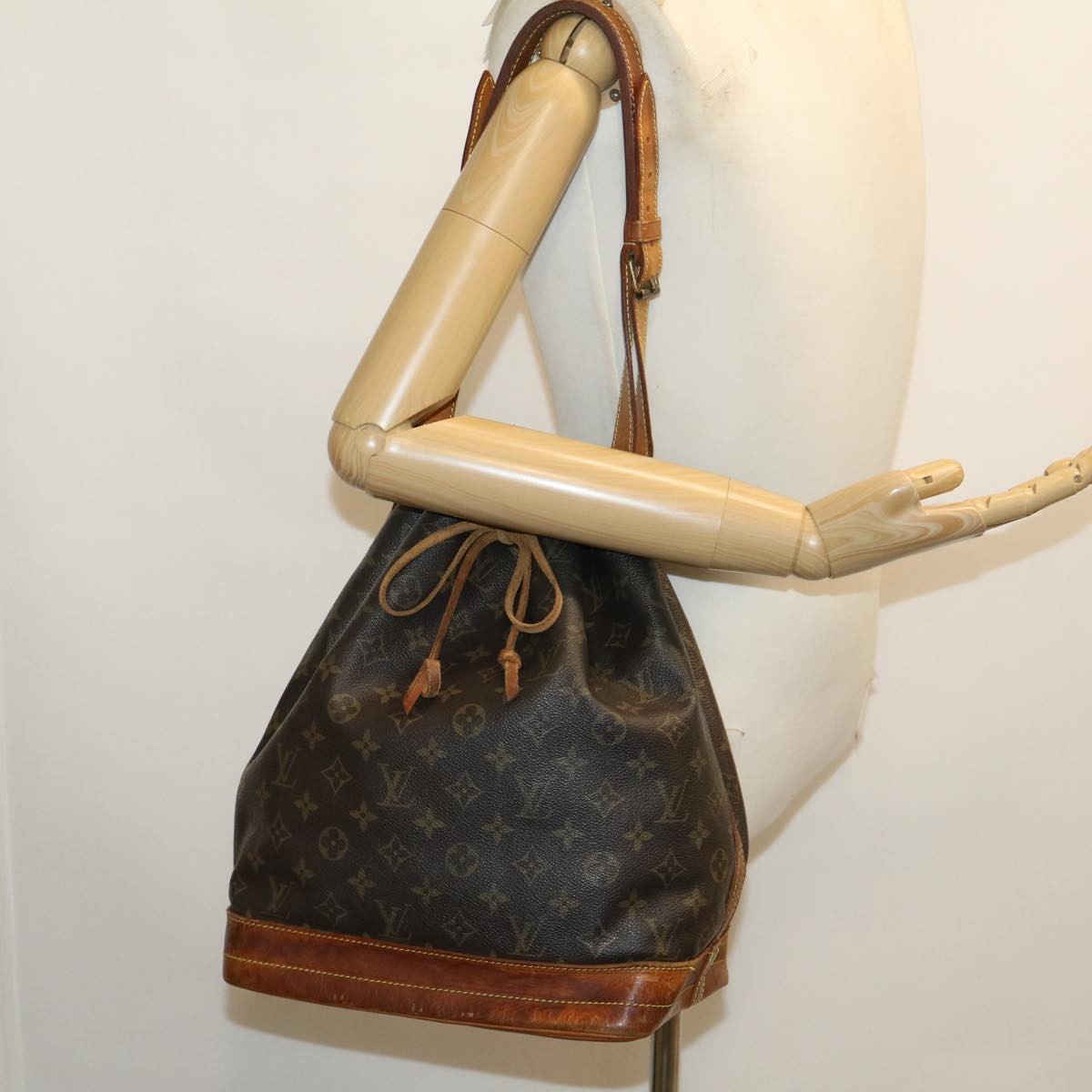 LOUIS VUITTON Monogram Noe Shoulder Bag M42224 LV tp406