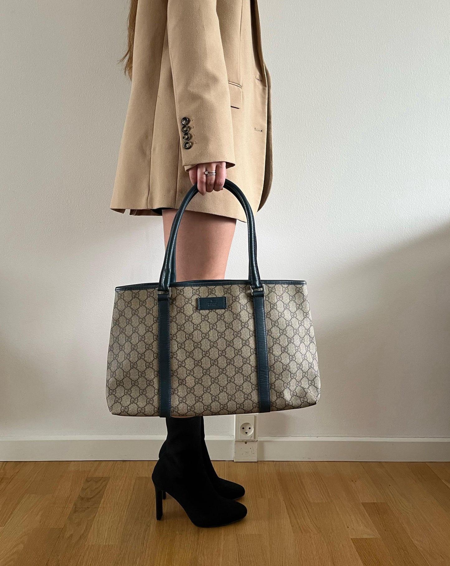 Luxury Gucci GG Supreme Tote Beige and Green/Blue leather straps